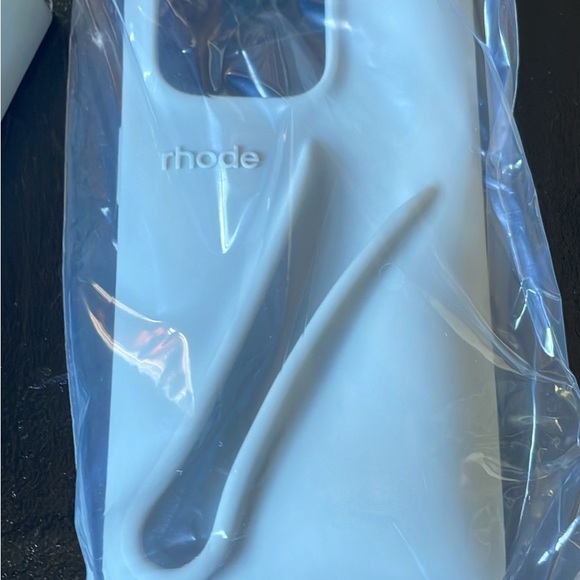 Rhode lip case for iPhone 14 Pro - Picture 3 of 4